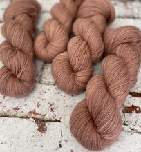 Load image into Gallery viewer, Falkland Fine Merino 4 Ply Singles Fingering Yarn, 100g/3.5oz, Temptation