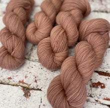 Load image into Gallery viewer, Falkland Fine Merino 4 Ply Singles Fingering Yarn, 100g/3.5oz, Temptation