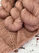 Load image into Gallery viewer, Falkland Fine Merino 4 Ply Singles Fingering Yarn, 100g/3.5oz, Temptation