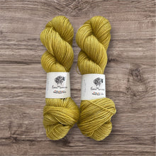 Load image into Gallery viewer, Non Superwash Wensleydale British Wool, DK Light Worsted Yarn, 100g/3.5oz, Glitter and Grease
