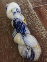Load image into Gallery viewer, SEXY SINGLES - Superwash Merino DK/Light Worsted Single Ply Yarn, 100g/3.5oz, I Love New York

