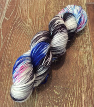 Load image into Gallery viewer, SEXY SINGLES - Superwash Merino DK/Light Worsted Single Ply Yarn Wool, 100g, A-Yo
