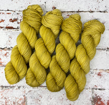 Load image into Gallery viewer, Superwash Merino DK/Light Worsted Yarn Wool, 100g/3.5oz, Chicken Licken
