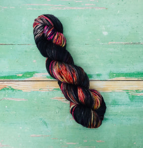 Superwash Merino DK/Light Worsted Yarn Wool, 100g/3.5oz, Eccentric Orbit