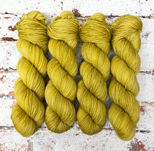 Load image into Gallery viewer, Superwash Merino DK/Light Worsted Yarn Wool, 100g/3.5oz, Chicken Licken
