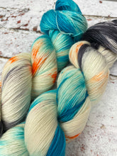 Load image into Gallery viewer, Superwash Merino Single Ply Fingering Yarn, 100g/3.5oz, Tundra

