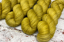 Load image into Gallery viewer, Superwash Merino DK/Light Worsted Yarn Wool, 100g/3.5oz, Chicken Licken
